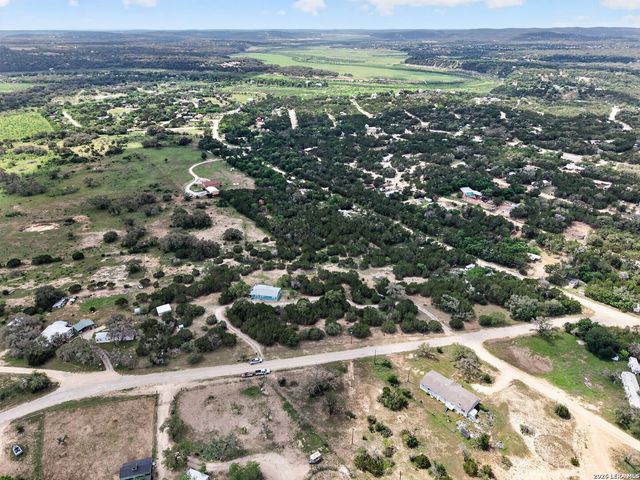 1721 LAKESHORE DR N, Bandera, TX 78003