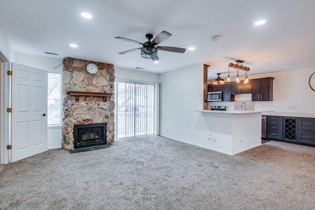 340 Springlake Lane D, Aurora, IL 60504