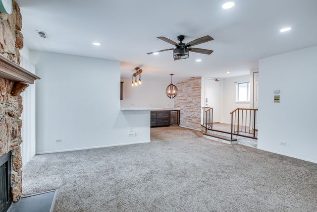 340 Springlake Lane D, Aurora, IL 60504