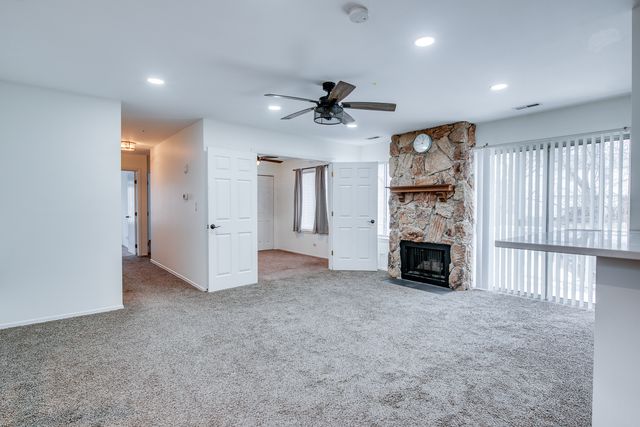 340 Springlake Lane D, Aurora, IL 60504