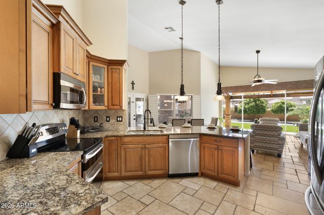 4613 W DESERT HOLLOW Drive, Phoenix, AZ 85083