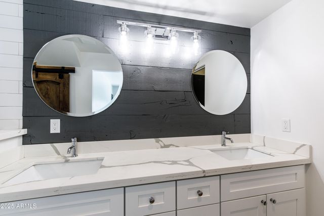 4427 E TURNEY Avenue, Phoenix, AZ 85018