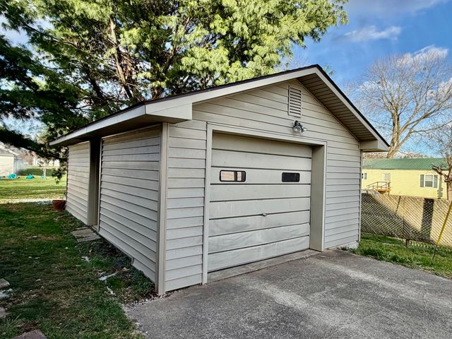 300 W Main Street, Mt Vernon, KY 40456