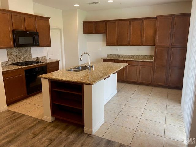 1821 Delacorte Drive, Bakersfield, CA 93311