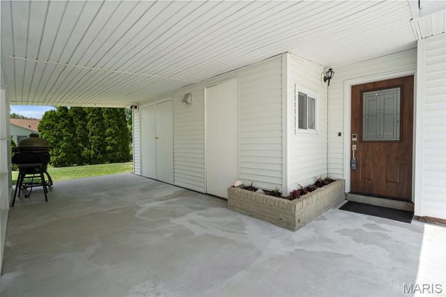 2137 East Drive, Crystal Lake Park, MO 63131