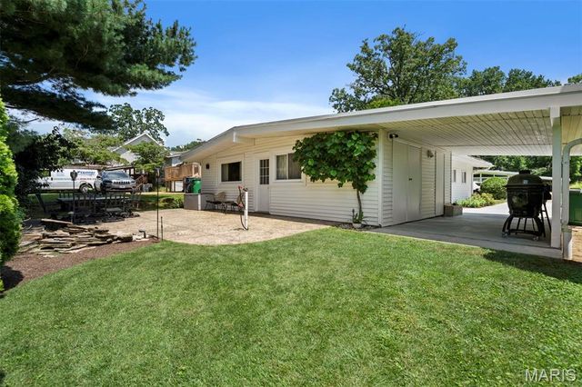 2137 East Drive, Crystal Lake Park, MO 63131
