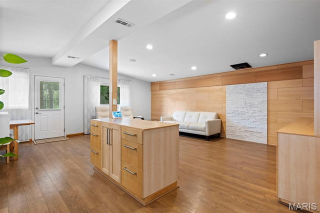 2137 East Drive, Crystal Lake Park, MO 63131