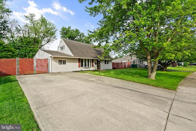 95 TWIN OAK DR, Levittown, PA 19056
