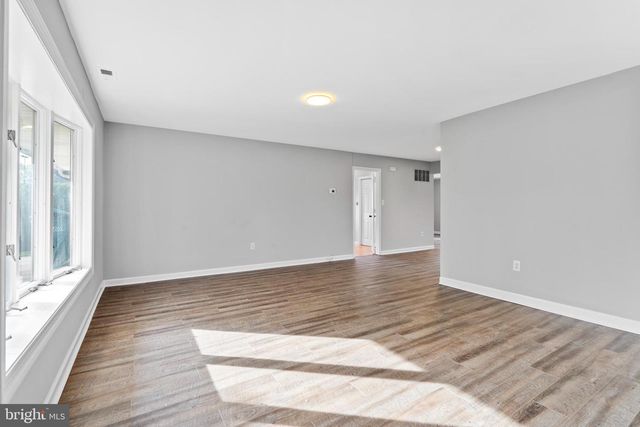 95 TWIN OAK DR, Levittown, PA 19056
