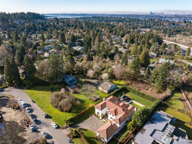 9406 NE 32nd Street, Clyde Hill, WA 98004