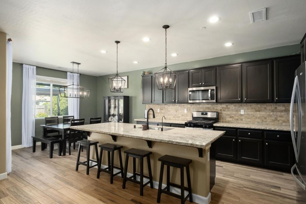 Image 10 of property listing at 1441 22nd Avenue, Kingsburg, CA 93631