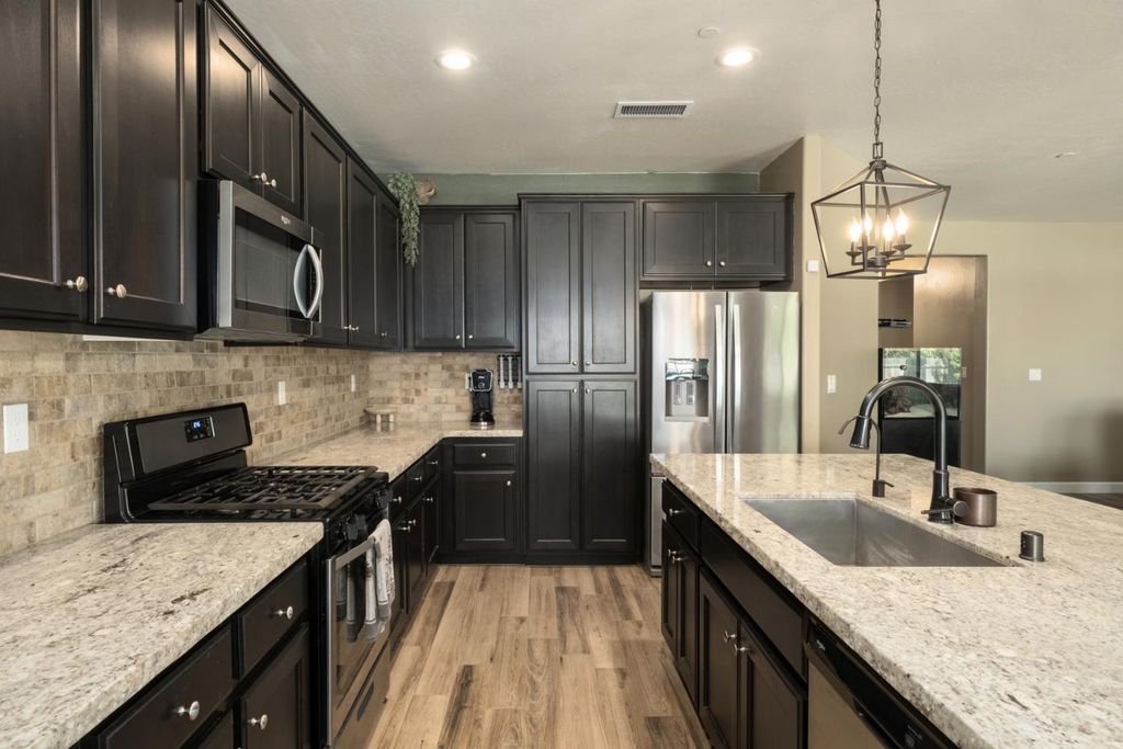 Image 13 of property listing at 1441 22nd Avenue, Kingsburg, CA 93631