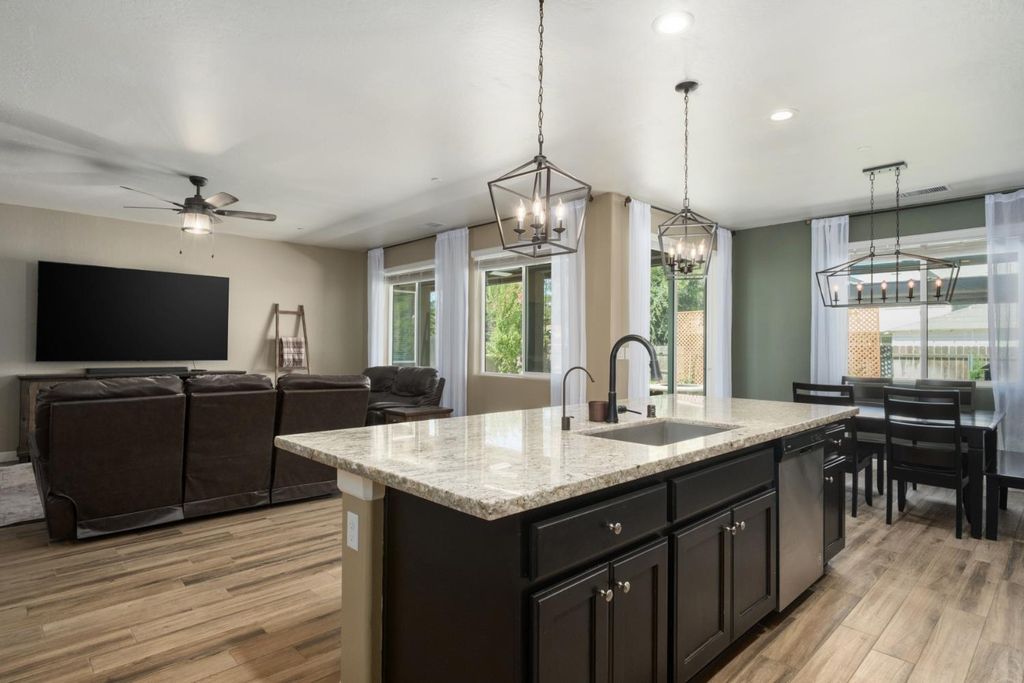 Image 14 of property listing at 1441 22nd Avenue, Kingsburg, CA 93631