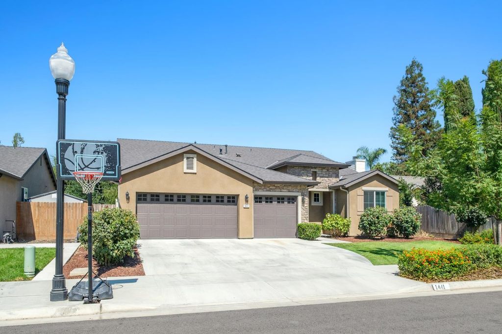 Image 2 of property listing at 1441 22nd Avenue, Kingsburg, CA 93631