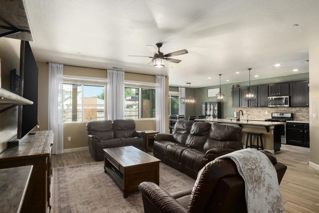 Image 9 of property listing at 1441 22nd Avenue, Kingsburg, CA 93631