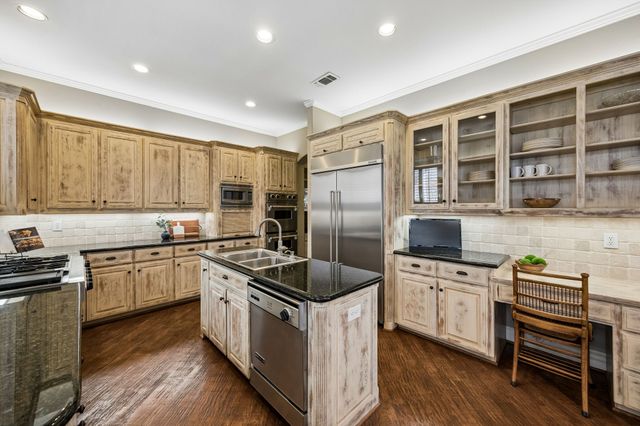 1724 Pembroke Lane, Mckinney, TX 75072