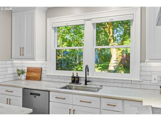 3333 Se CRYSTAL SPRINGS Blvd, Portland, OR 97202