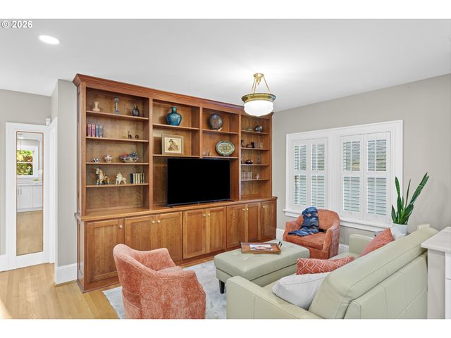 3333 Se CRYSTAL SPRINGS Blvd, Portland, OR 97202
