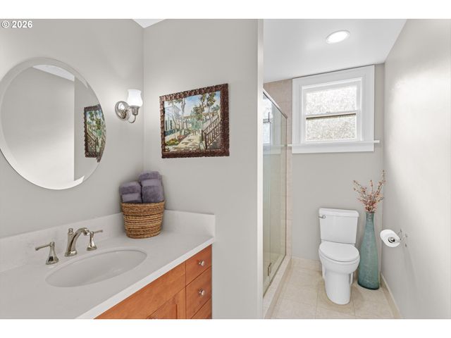 3333 Se CRYSTAL SPRINGS Blvd, Portland, OR 97202