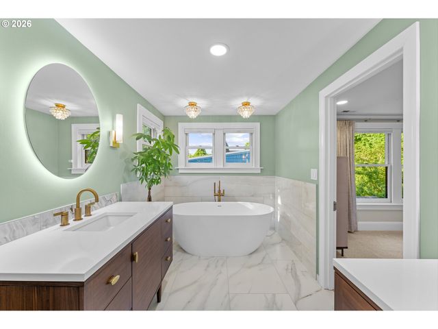 3333 Se CRYSTAL SPRINGS Blvd, Portland, OR 97202