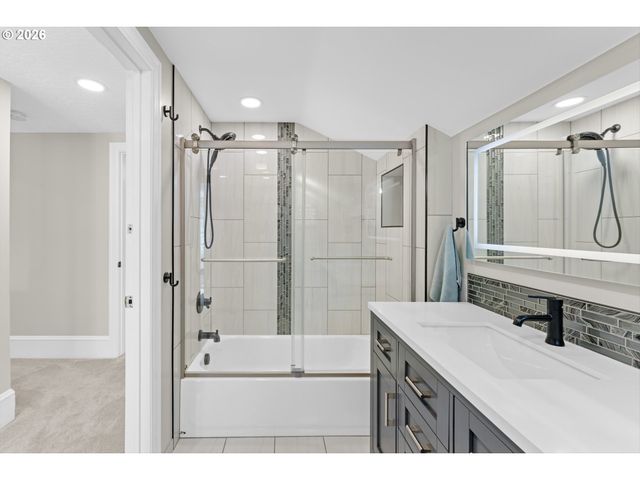 3333 Se CRYSTAL SPRINGS Blvd, Portland, OR 97202