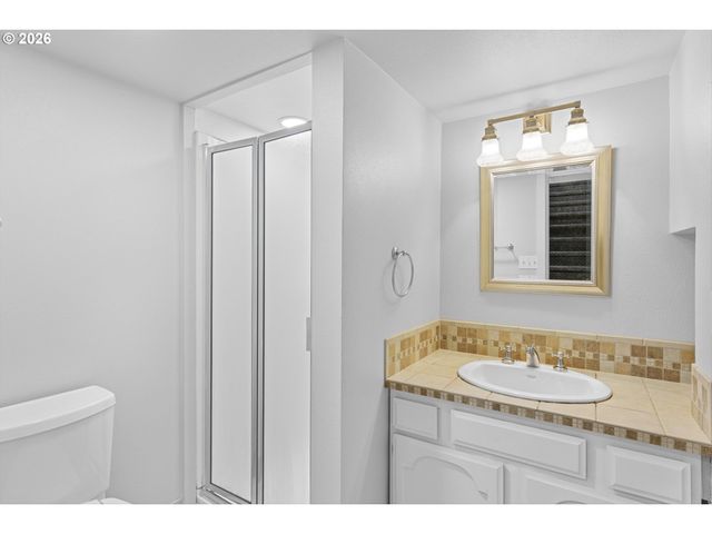 3333 Se CRYSTAL SPRINGS Blvd, Portland, OR 97202