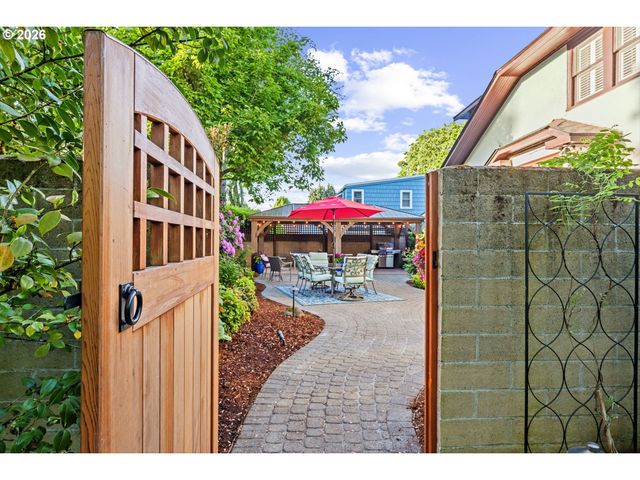 3333 Se CRYSTAL SPRINGS Blvd, Portland, OR 97202