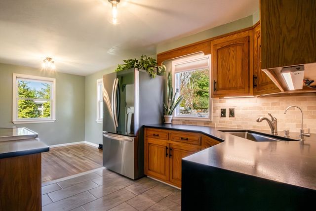 196 Center St, Groveland, MA 01834