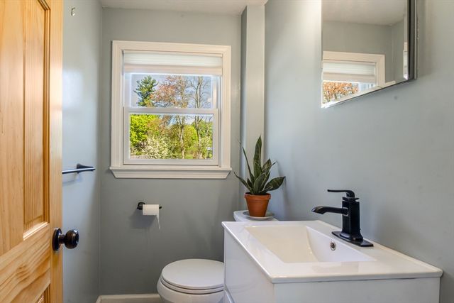 196 Center St, Groveland, MA 01834