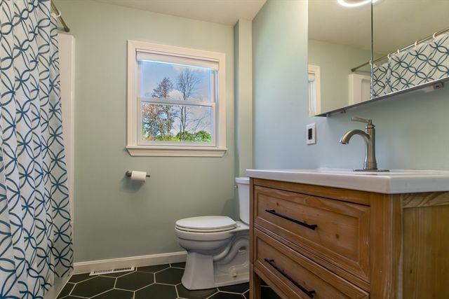 196 Center St, Groveland, MA 01834