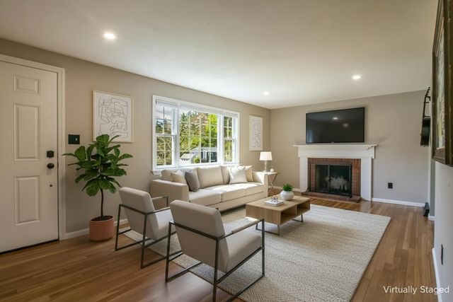 196 Center St, Groveland, MA 01834