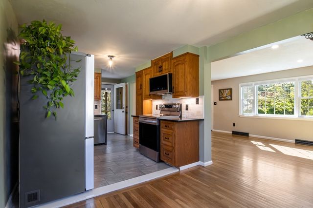 196 Center St, Groveland, MA 01834