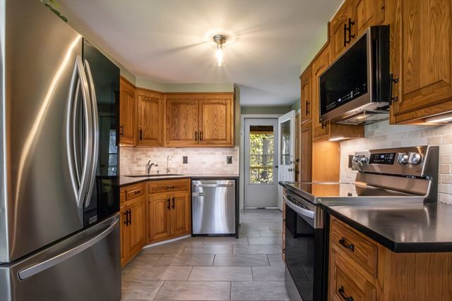 196 Center St, Groveland, MA 01834