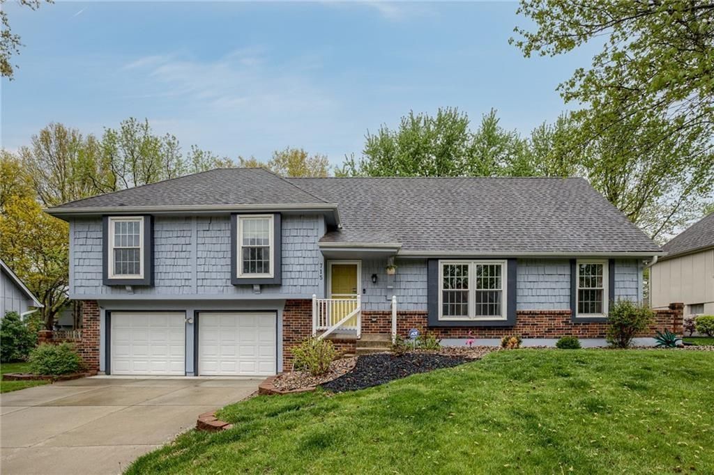 715 NE Cambridge Drive, Lee's Summit, MO 64086