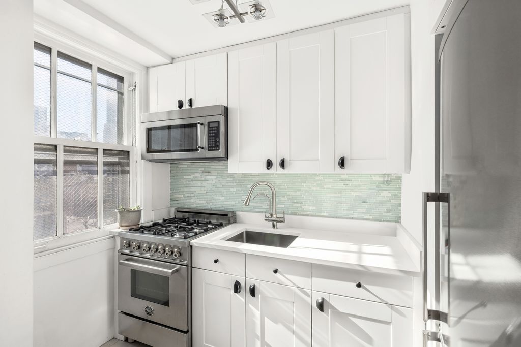 240 E 35th St Apt 9B, New York City, NY 10016