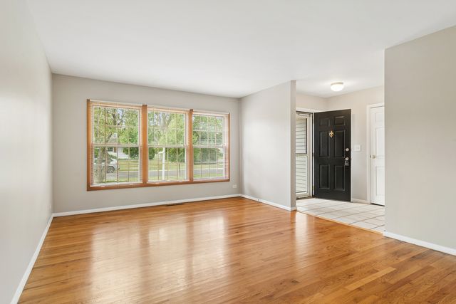 1525 N Patton Avenue, Arlington Heights, IL 60004