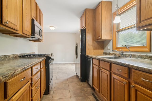 1525 N Patton Avenue, Arlington Heights, IL 60004