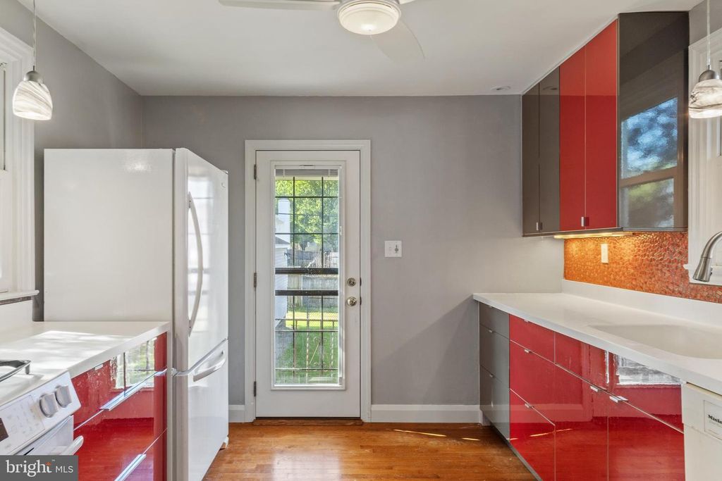 Image 8 of property listing at 312 TOWNSEND AVE, Baltimore, MD 21225