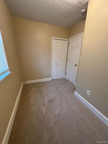 1726 E Goulson Avenue, Hazel Park, MI 48030