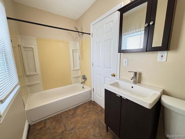 1726 E Goulson Avenue, Hazel Park, MI 48030