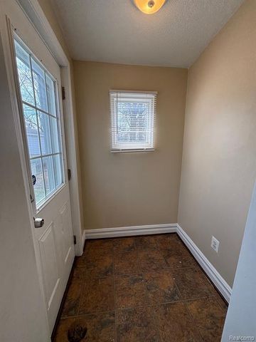 1726 E Goulson Avenue, Hazel Park, MI 48030