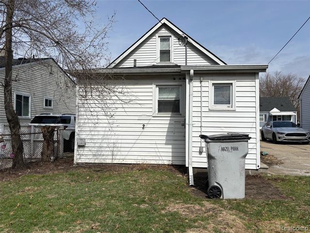 1726 E Goulson Avenue, Hazel Park, MI 48030