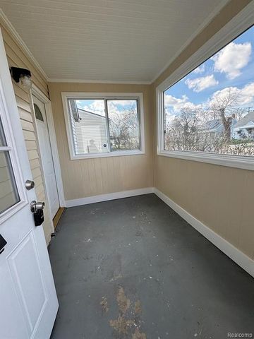 1726 E Goulson Avenue, Hazel Park, MI 48030