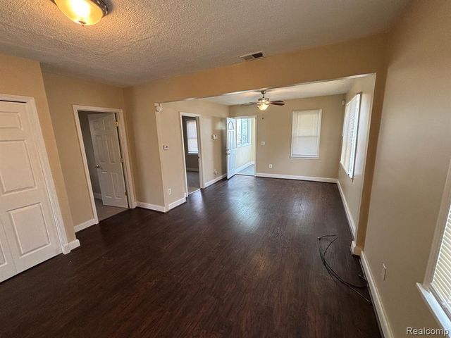 1726 E Goulson Avenue, Hazel Park, MI 48030