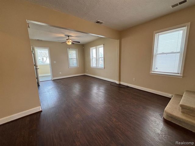 1726 E Goulson Avenue, Hazel Park, MI 48030