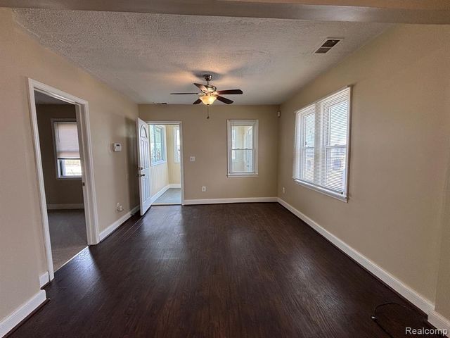 1726 E Goulson Avenue, Hazel Park, MI 48030