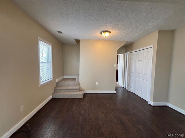 1726 E Goulson Avenue, Hazel Park, MI 48030