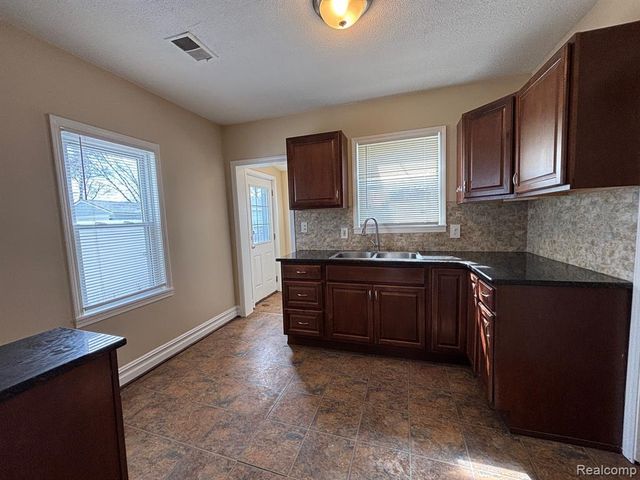 1726 E Goulson Avenue, Hazel Park, MI 48030