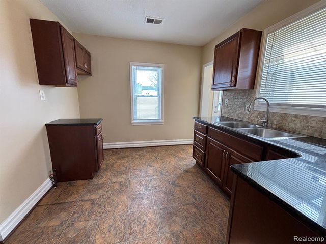 1726 E Goulson Avenue, Hazel Park, MI 48030