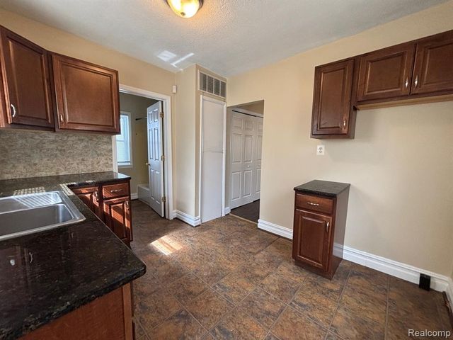 1726 E Goulson Avenue, Hazel Park, MI 48030